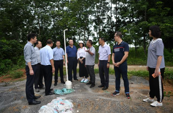 公司领导查看水井建设情况