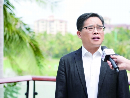 勾勒“数智交通”蓝图 赋能自贸港大交通建设——专访海南高速董事长陈泰锋今年4月，一列“白色车队”穿行在海南的椰风海韵之间，成为第五届中国国际消费品博览会一道流动的科技风景线。这并非普通的接驳车队，而是海南高速公路股份有限公司（简称“海南高速”）承接的国家级“车路云一体化”试点项目。一家昔日以修路架桥为本的传统企业，何以瞄准并迅速转入数智交通的前沿赛道？面对上海证券报记者的提问，海南高速董事长陈泰锋