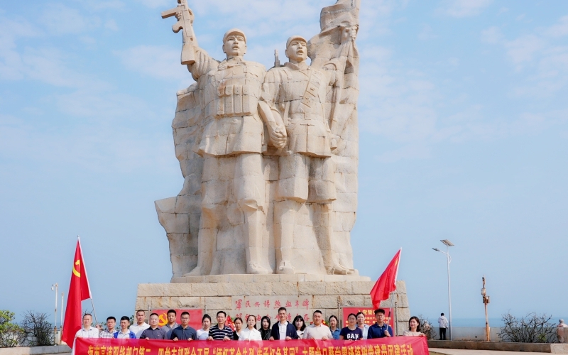 海南高速职能部门第二、第四党支部联合开展“缅怀革命先烈 传承红色基因”主题党日暨学雷锋植树党建带团建活动