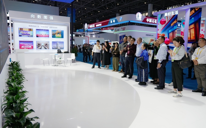 海南省智能网联汽车“车路云一体化”应用试点示范项目亮相消博会 吸引广泛关注