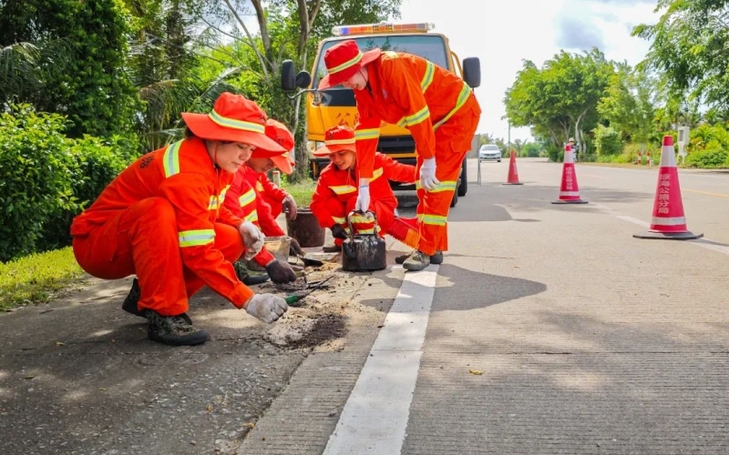 致敬最美公路人！