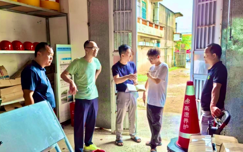 奋战“剑鱼”——海南高速养护筑起防风防汛“安全屏障”