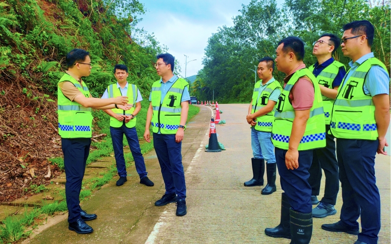 海南交投党委书记、董事长陈泰锋赴海南高速养护公司万宁分公司调研指导台风“剑鱼”灾后恢复重建工作