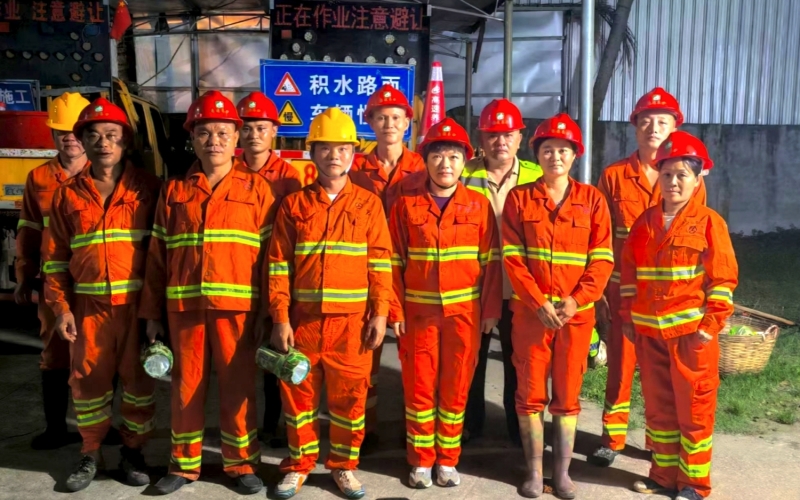 奋战“剑鱼”——海南高速养护筑起防风防汛“安全屏障”